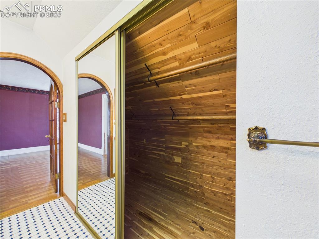 Image 34 of 42: Closet