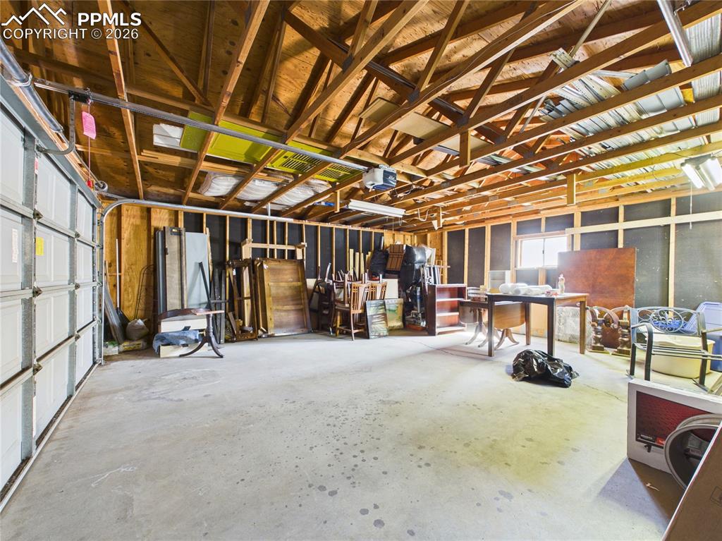 Image 40 of 42: Garage