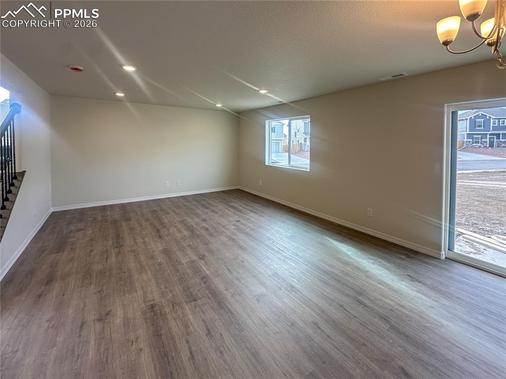 Image 10 of 25: Photos of previous model. Some options may vary.