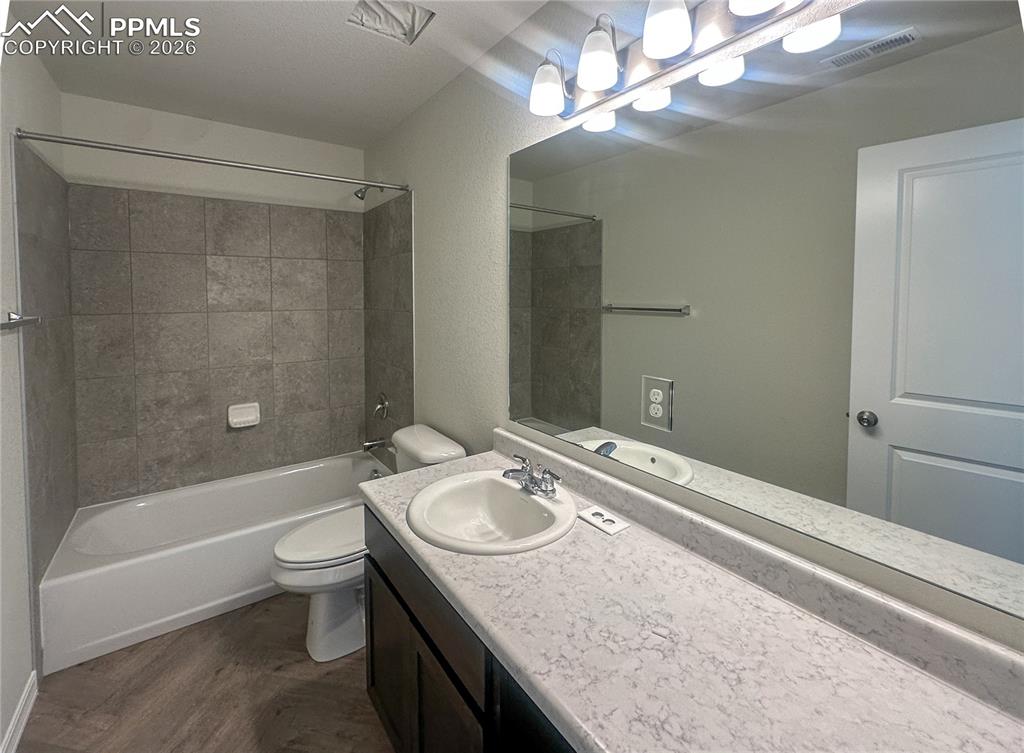 Image 17 of 25: Photos of previous model. Some options may vary.