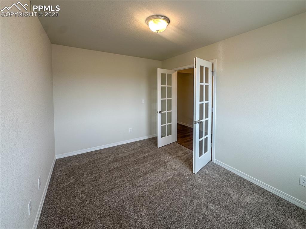 Image 4 of 25: Photos of previous model. Some options may vary.