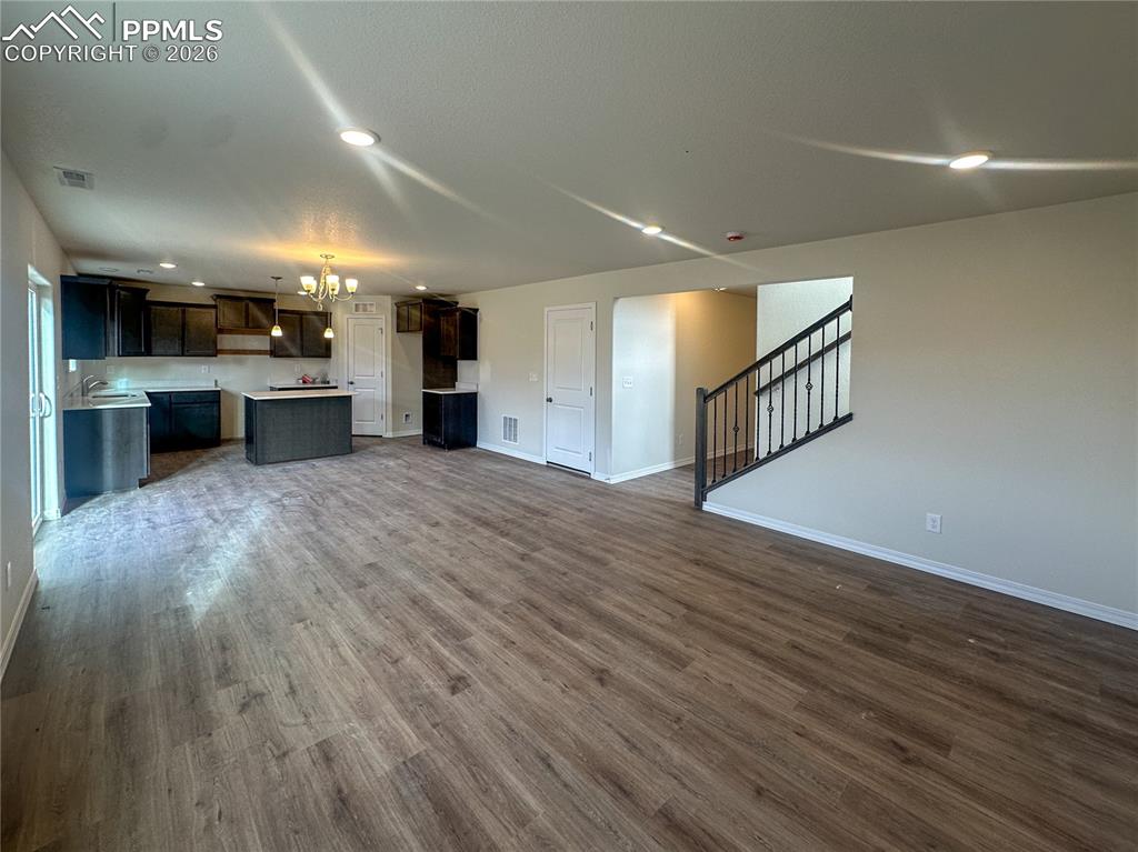 Image 9 of 25: Photos of previous model. Some options may vary.