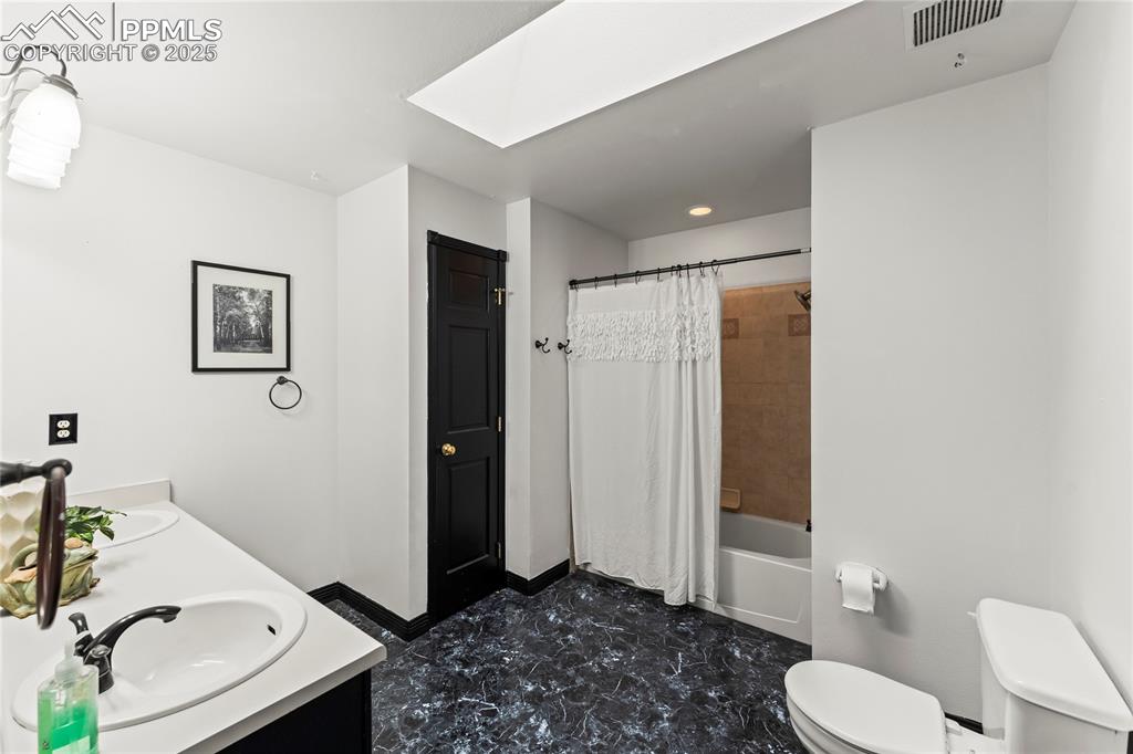 Image 15 of 21: Bathroom