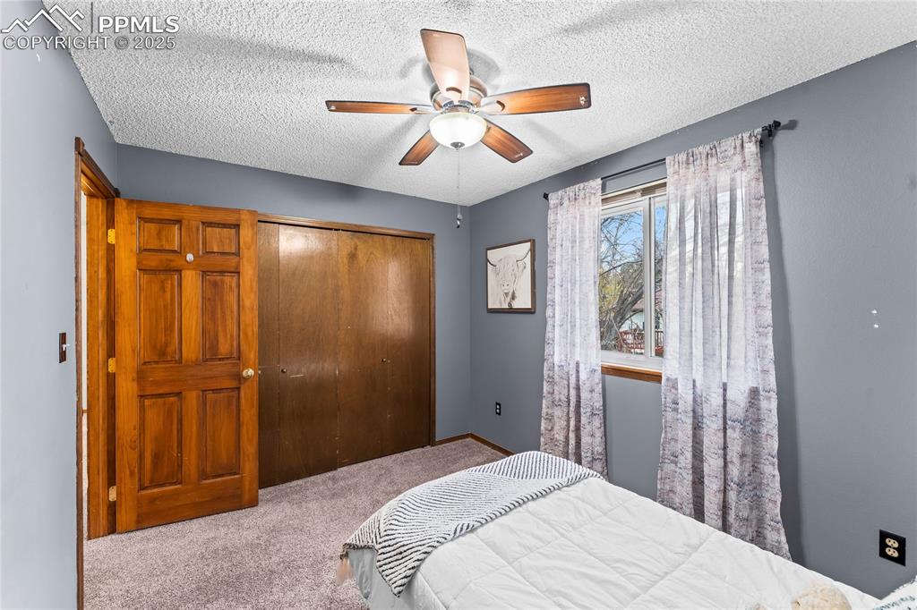Image 19 of 21: Bedroom