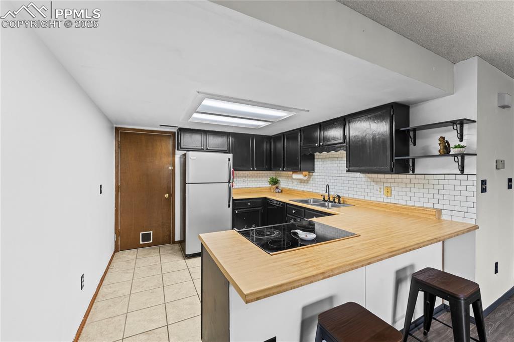 Image 7 of 21: Built in cook top breakfast bar.