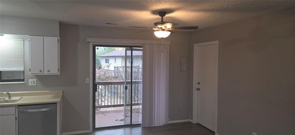 Image 10 of 12: Dining Area