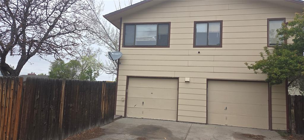 Image 2 of 12: Garage
