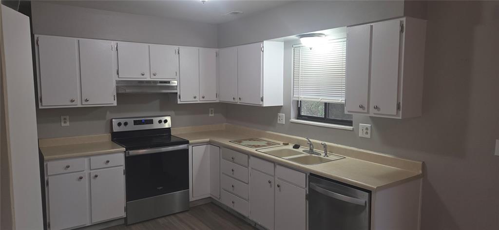 Image 4 of 12: Kitchen