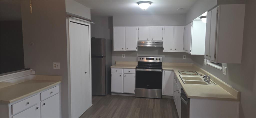 Image 5 of 12: Kitchen