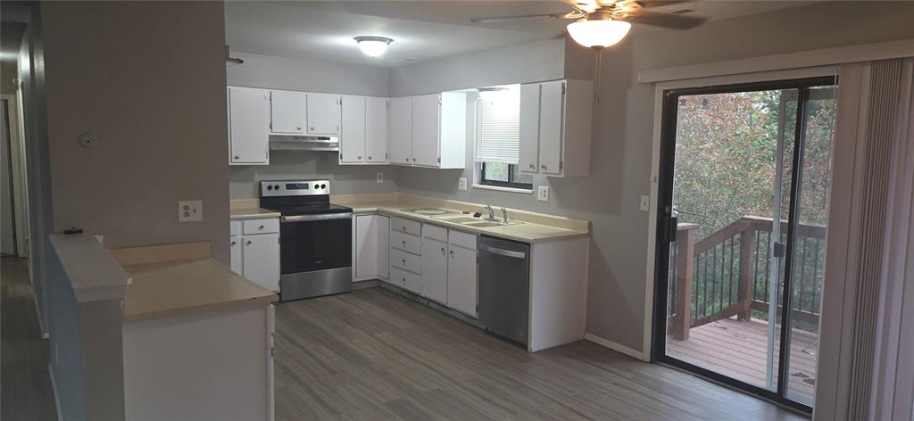 Image 6 of 12: Kitchen