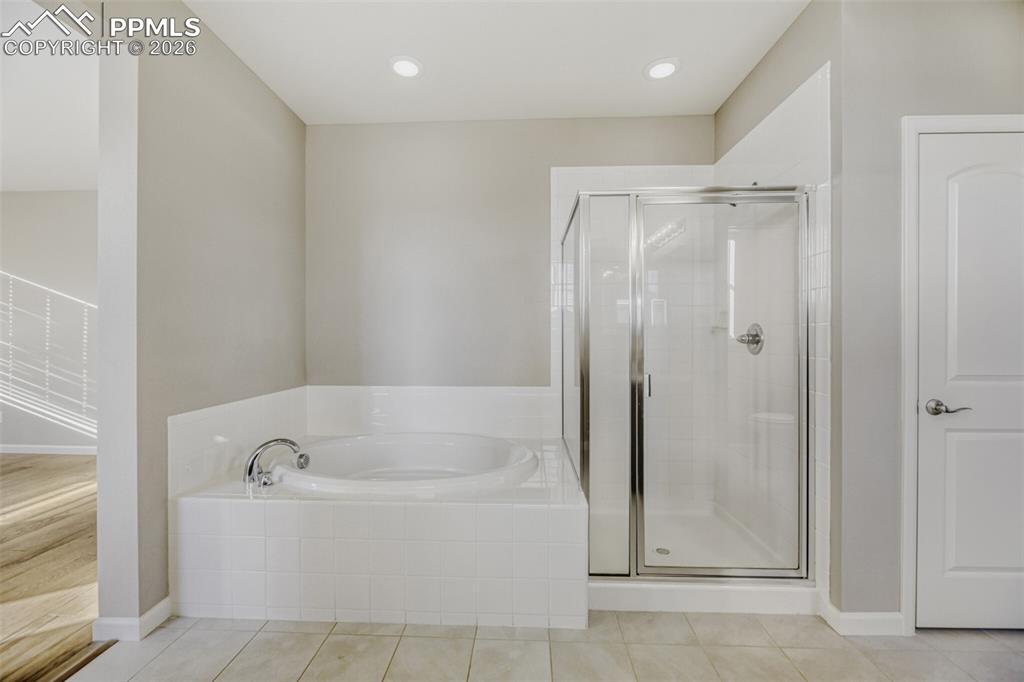 Image 14 of 28: Upper Level En Suite Primary Bathroom