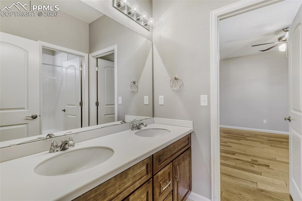 Image 17 of 28: Jack and Jill Style Bathroom