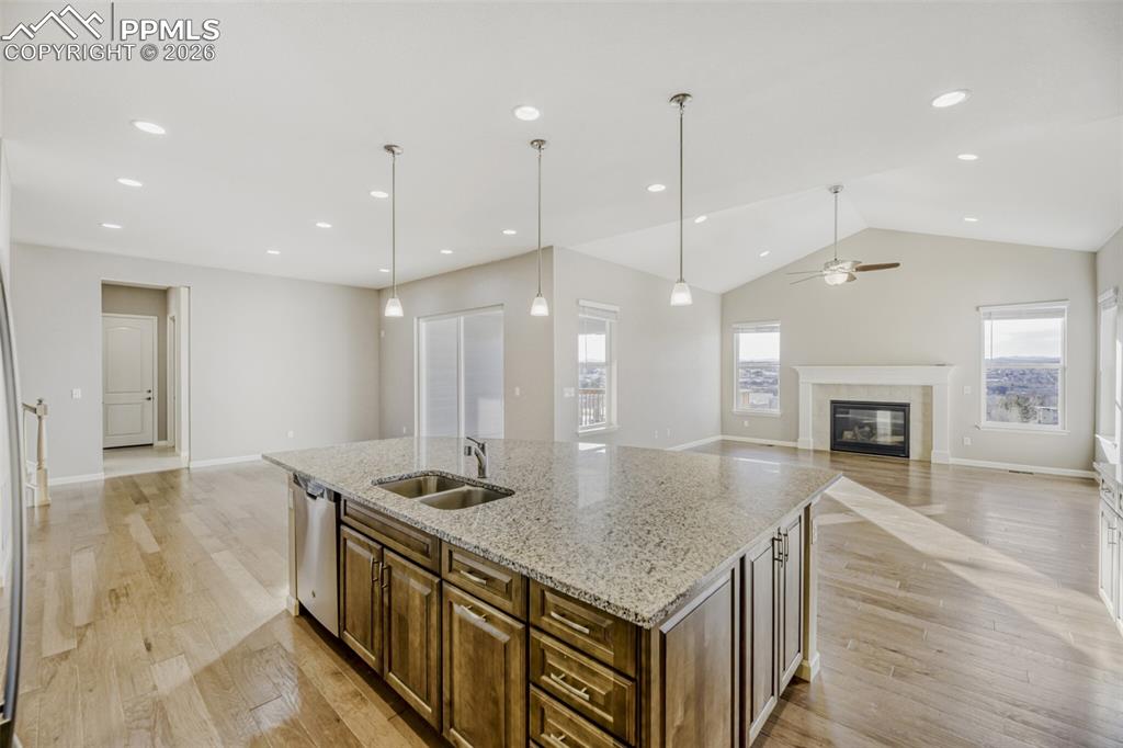 Image 4 of 28: Photos don