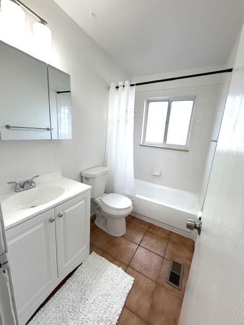 Image 19 of 22: Bathroom