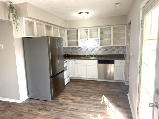Image 4 of 22: Kitchen