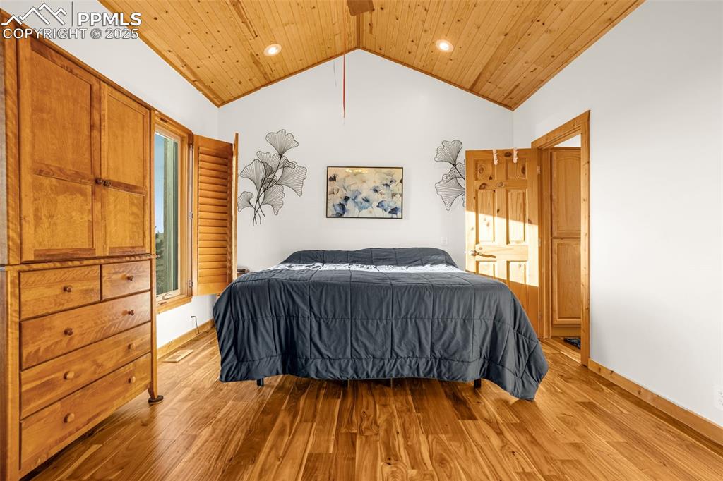 Image 13 of 48: Bedroom