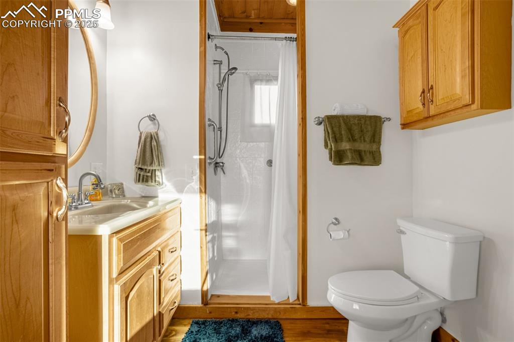 Image 18 of 48: Bathroom