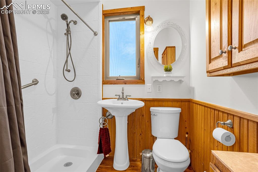 Image 20 of 48: Bathroom