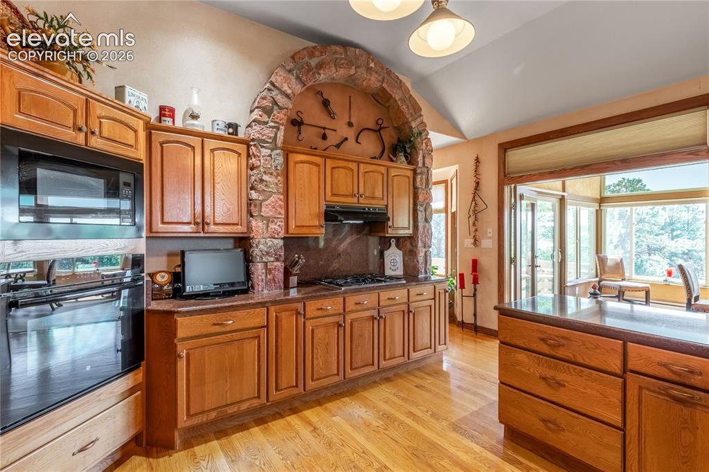 Image 13 of 48: Kitchen