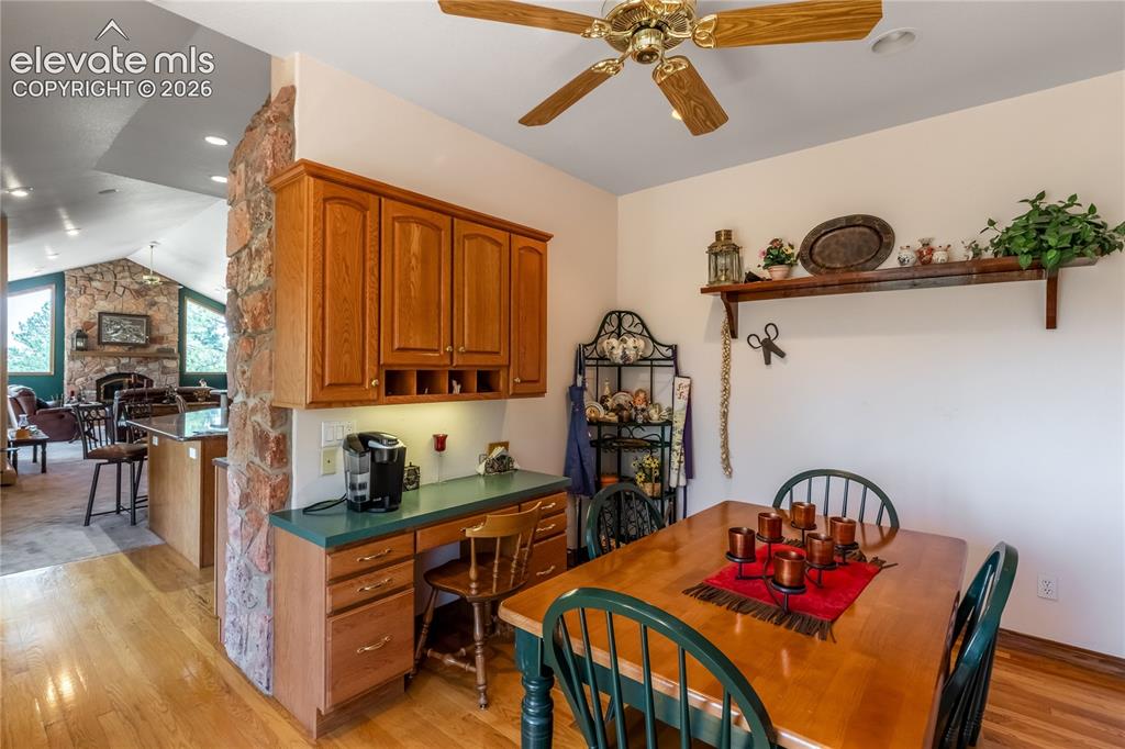 Image 17 of 48: Dining Area