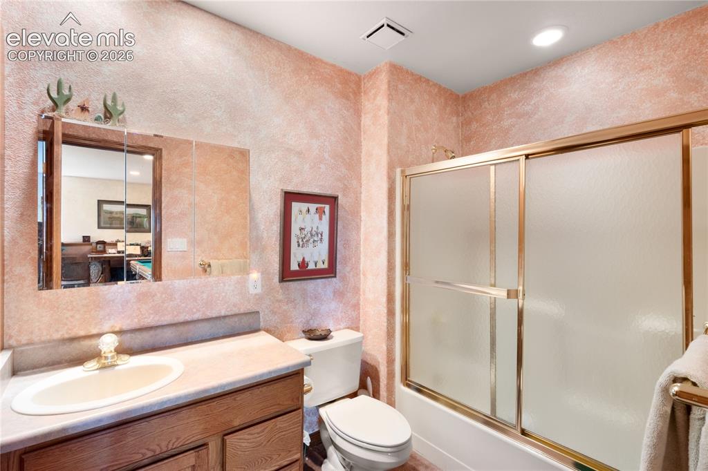 Image 35 of 48: Bathroom