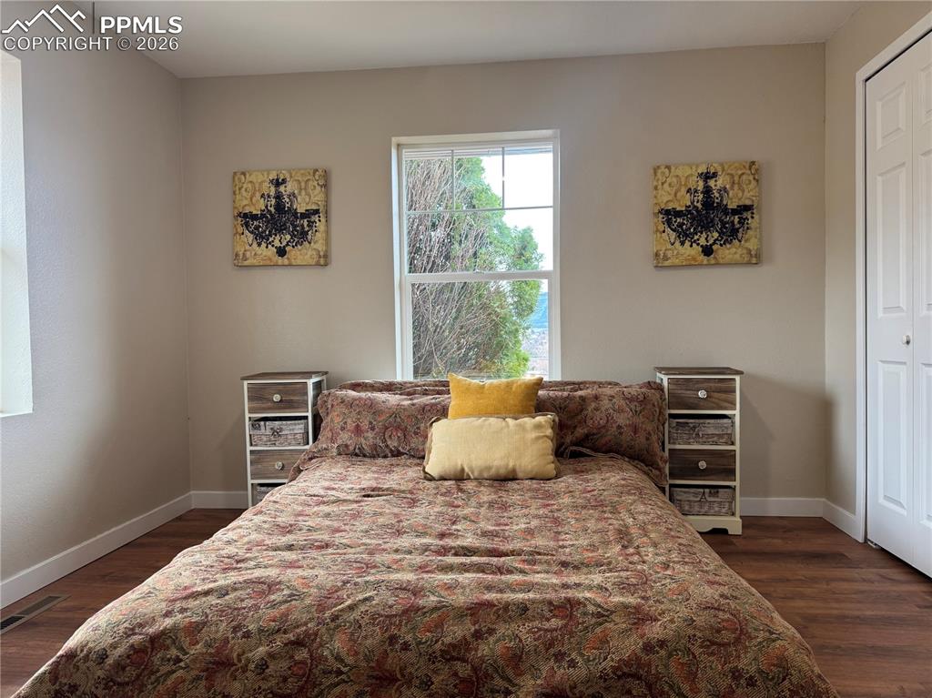 Image 17 of 35: Bedroom