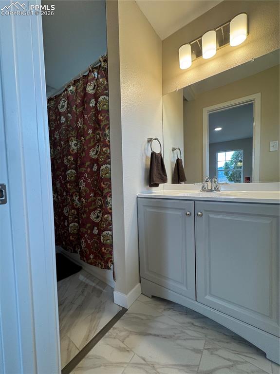 Image 19 of 35: Bathroom