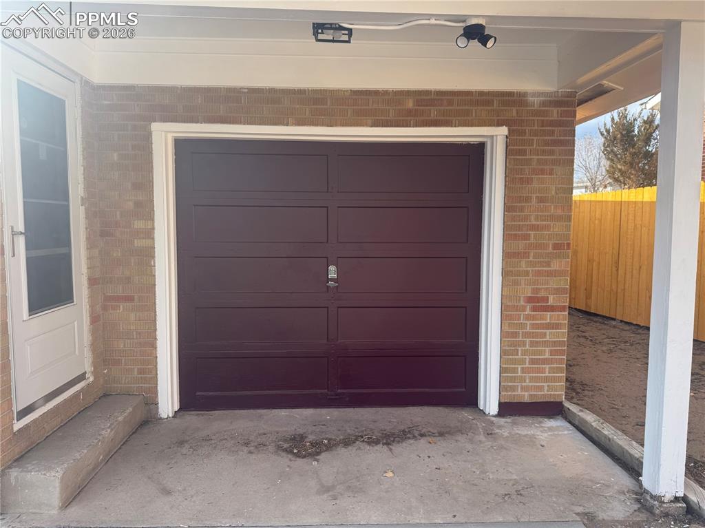 Image 29 of 35: Garage