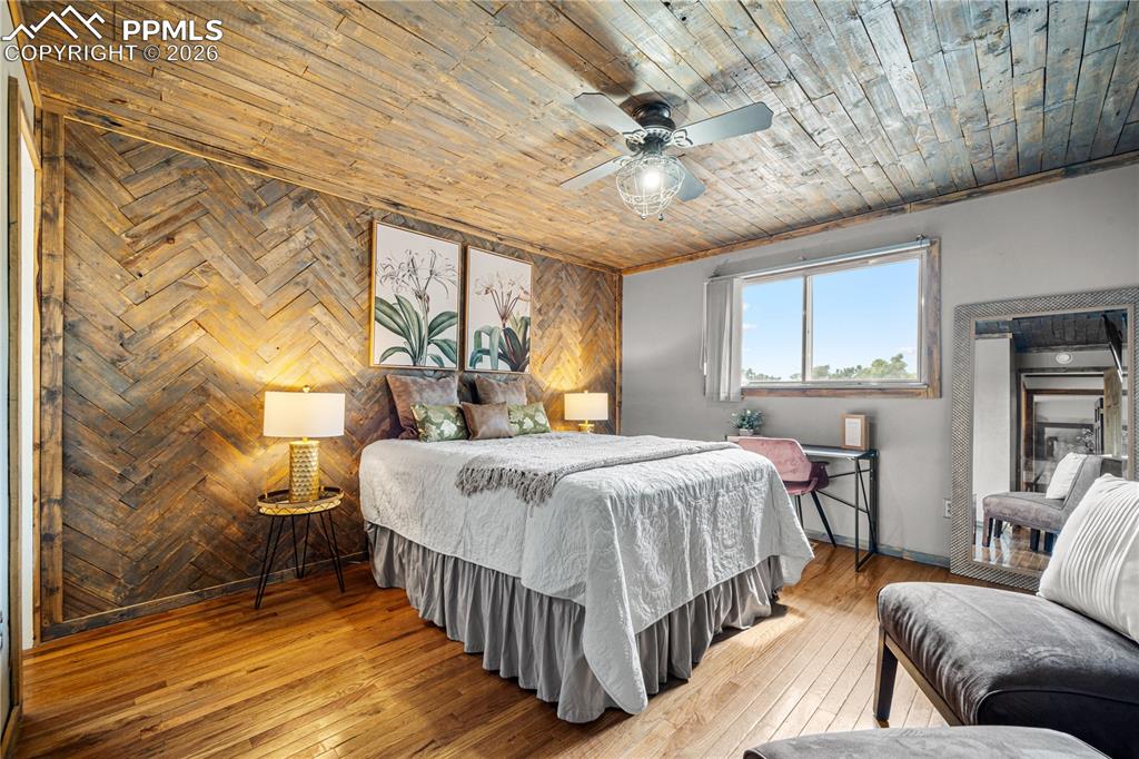 Image 11 of 29: Bedroom