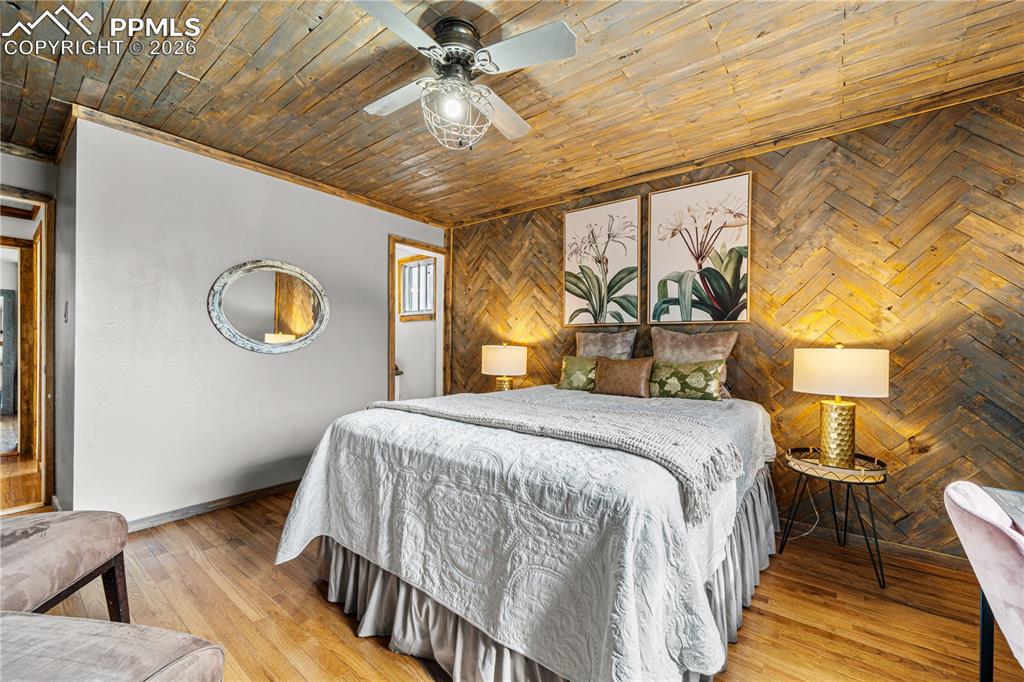 Image 12 of 29: Bedroom