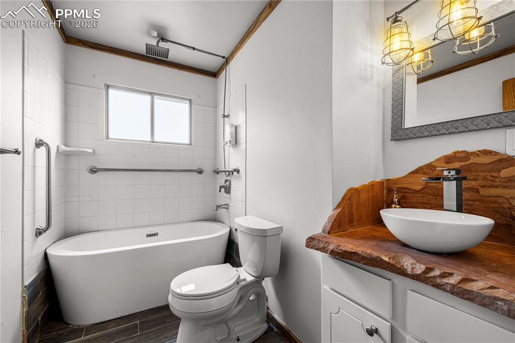 Image 13 of 29: Bathroom