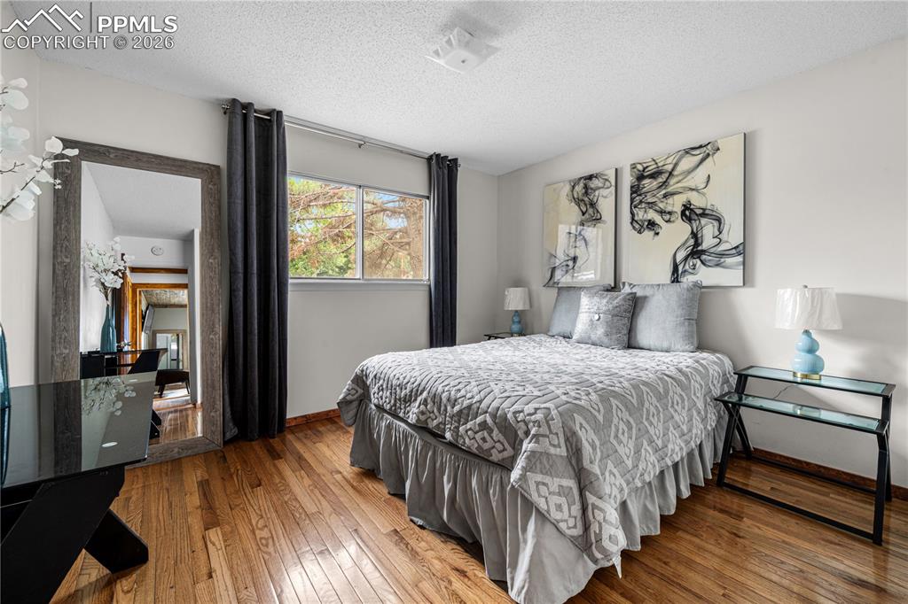 Image 14 of 29: Bedroom