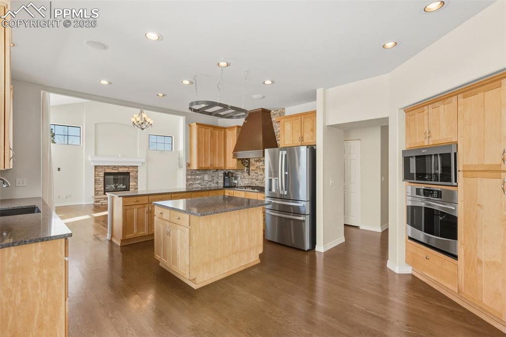 Image 14 of 46: Kitchen