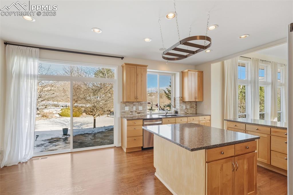 Image 16 of 46: Kitchen