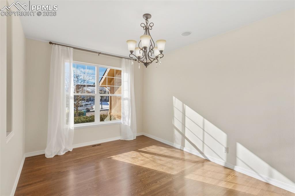 Image 21 of 46: Dining Room