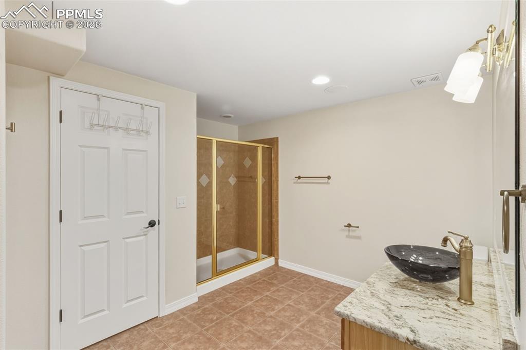 Image 32 of 46: Bathroom