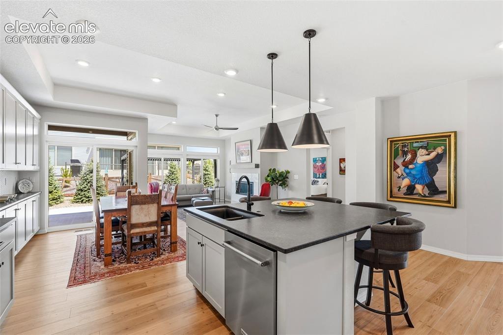 Image 10 of 50: Kitchen