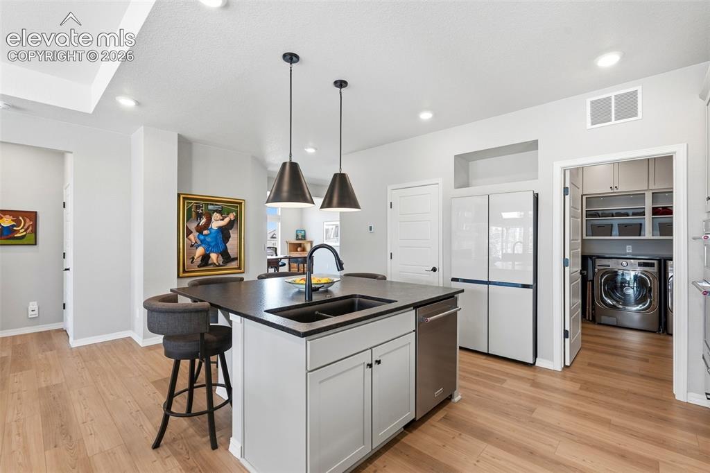 Image 11 of 50: Kitchen