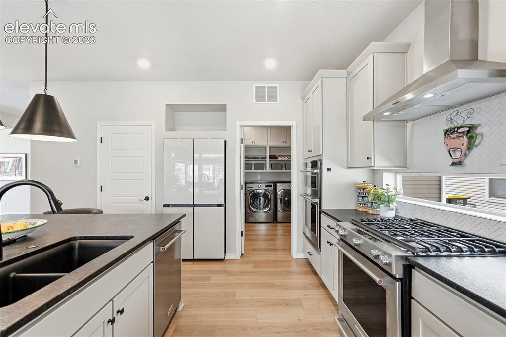 Image 12 of 50: Kitchen