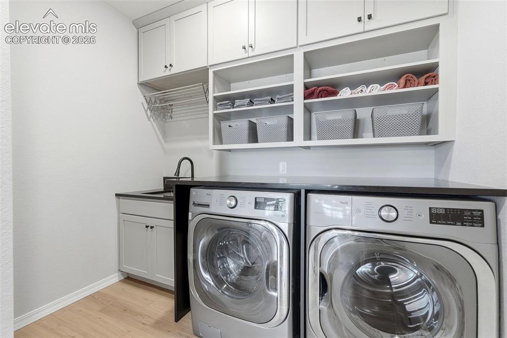 Image 13 of 50: Laundry