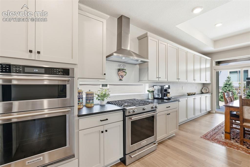 Image 8 of 50: Kitchen