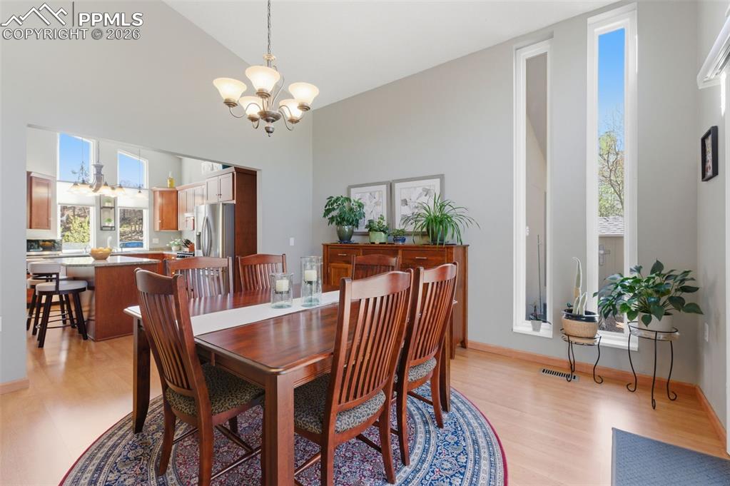 Image 10 of 50: Vaulted Ceiling