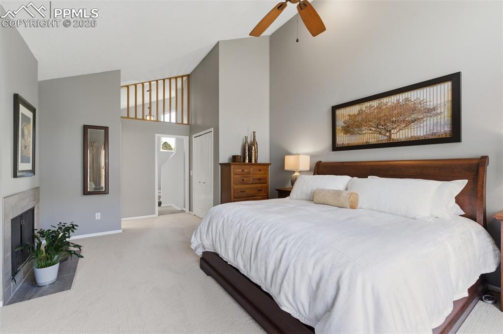 Image 17 of 50: Vaulted Ceiling