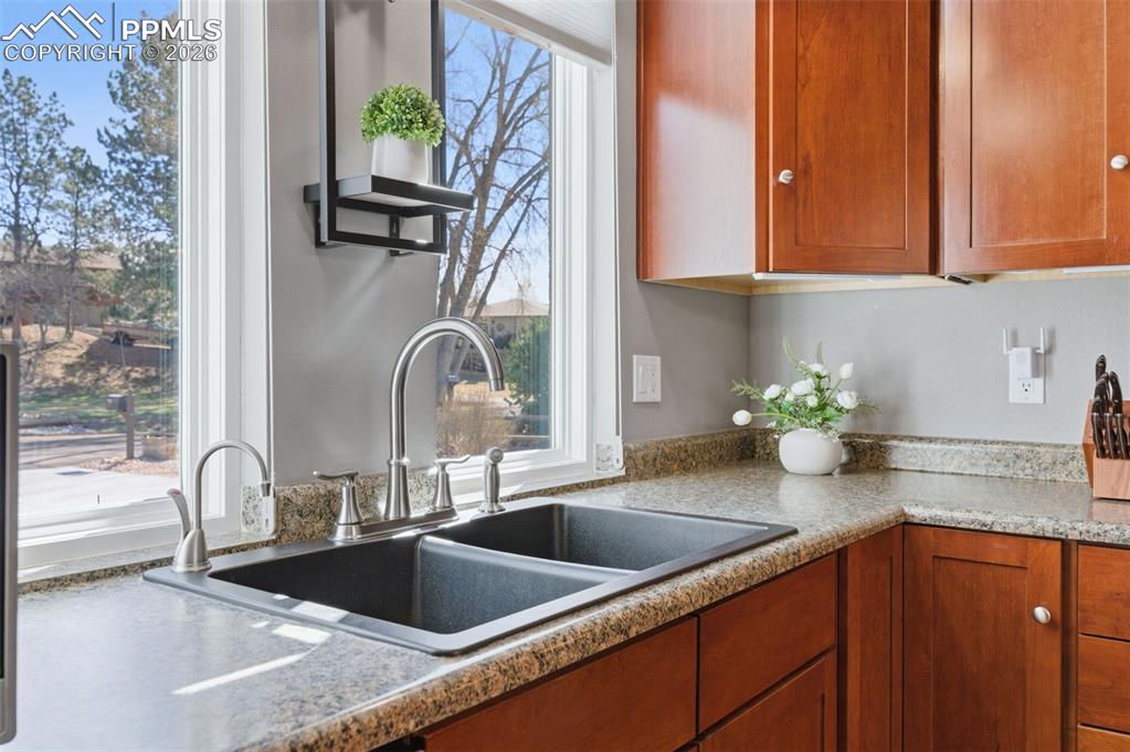 Image 8 of 50: Lots Of Light