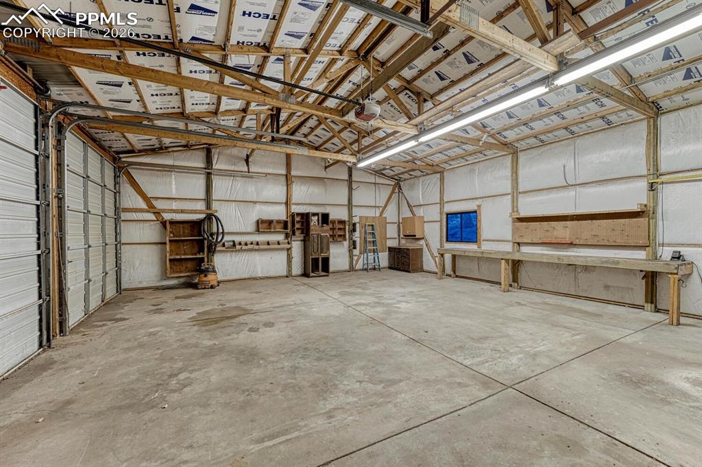 Image 31 of 40: Garage