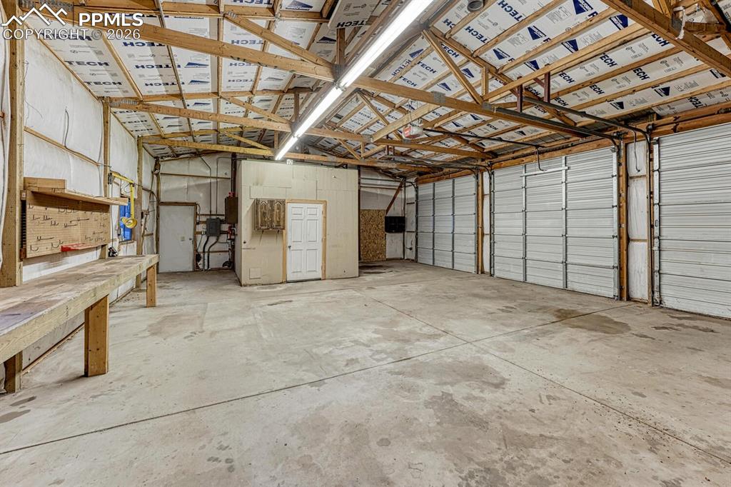 Image 32 of 40: Garage