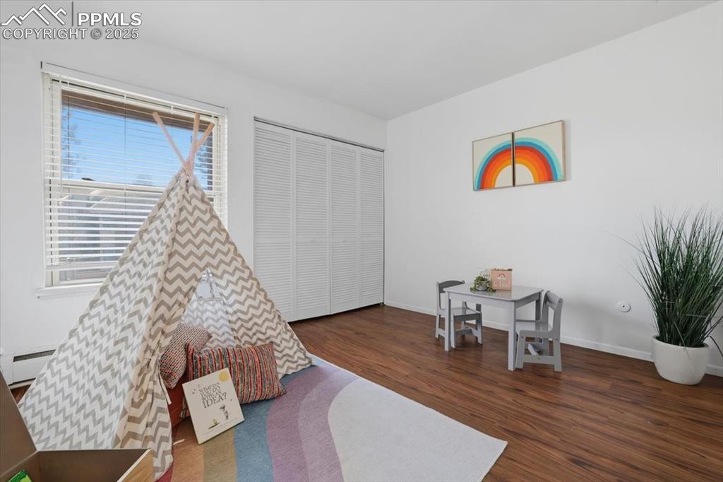 Image 10 of 20: Bedroom