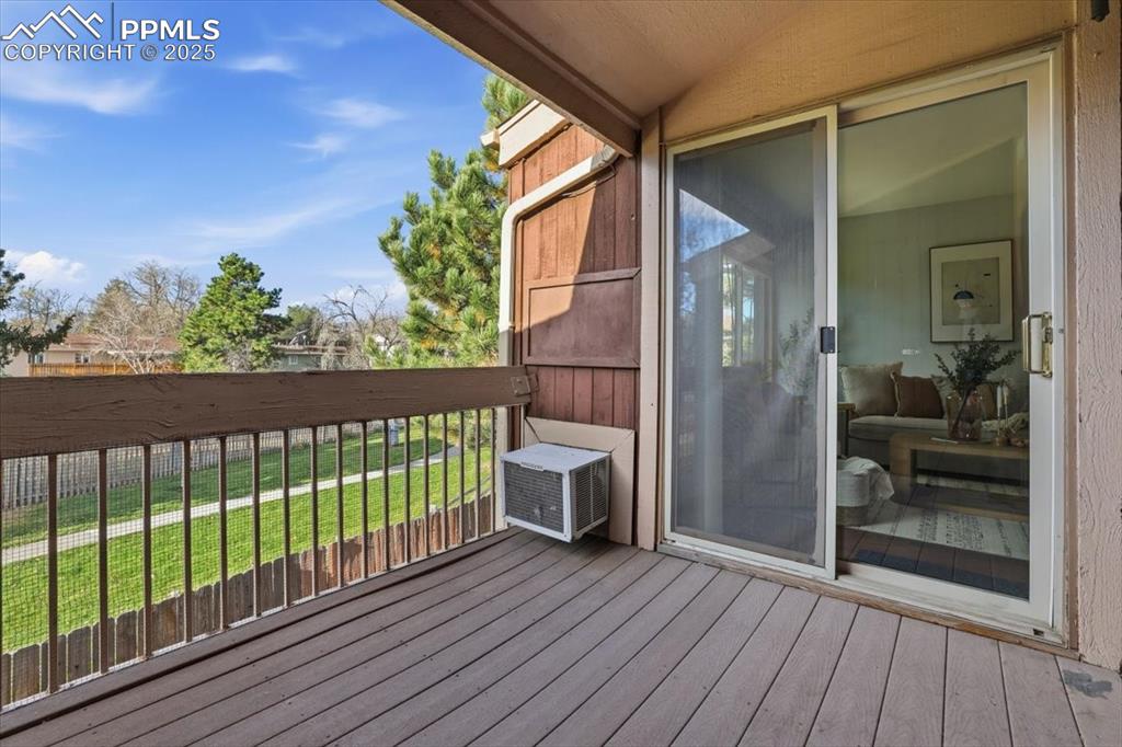 Image 14 of 20: Deck