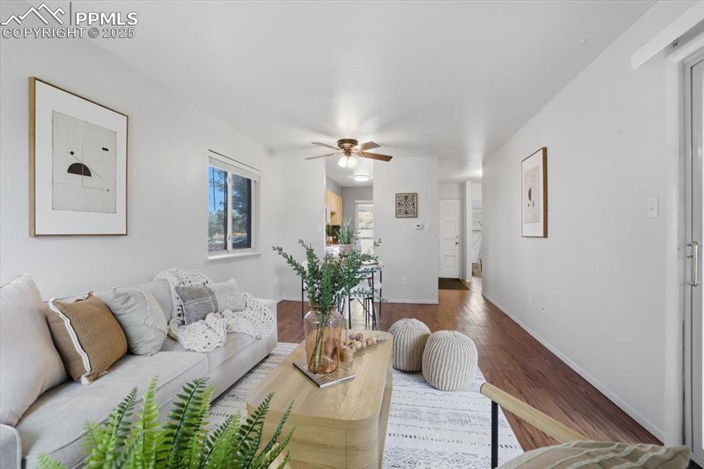 Image 4 of 20: Living Room