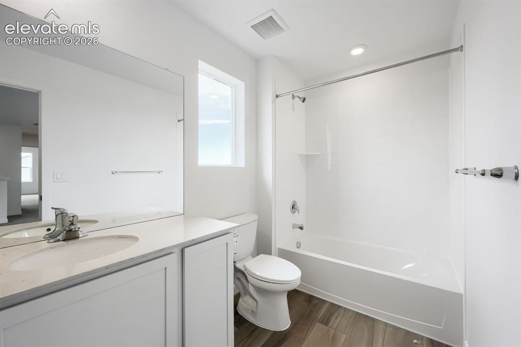 Image 11 of 13: Bathroom